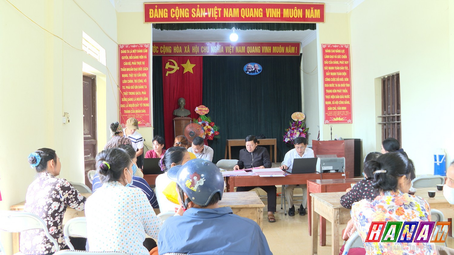Toàn cảnh buổi cấp giấy chứng nhận quyền sử dụng đất cho nhân dân Thôn Lê Mỹ