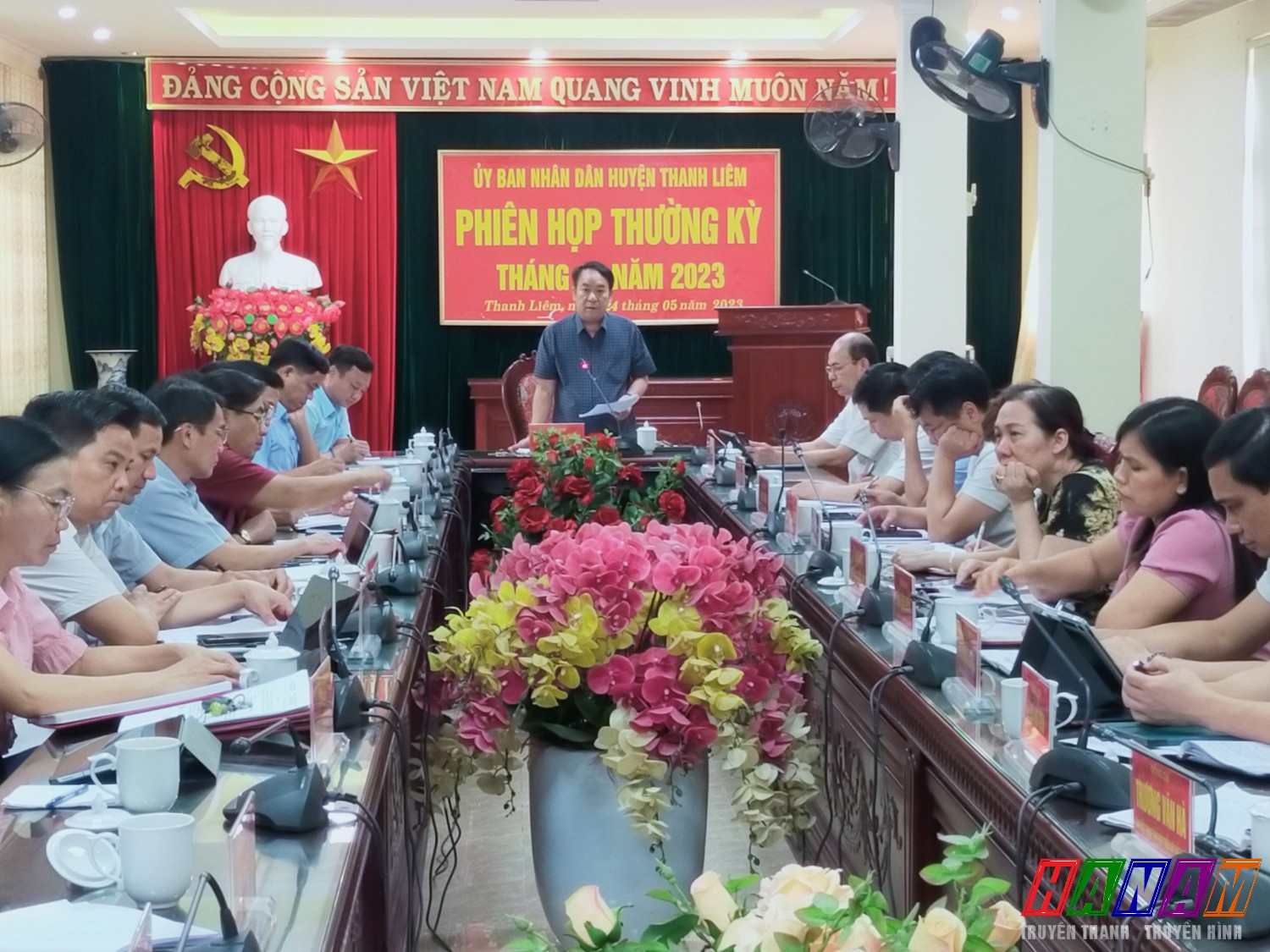 Đồng chí Hoàng Mạnh Dũng - Phó bí thư Huyện ủy, Chủ tịch UBND huyện phát biểu tại hội nghị.