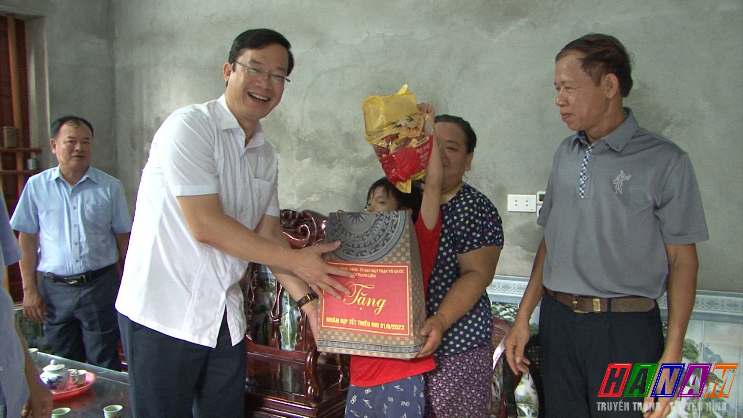 Đồng chí Nguyễn Minh Tiến, TUV, BT HU, CT HĐND huyện trao quà