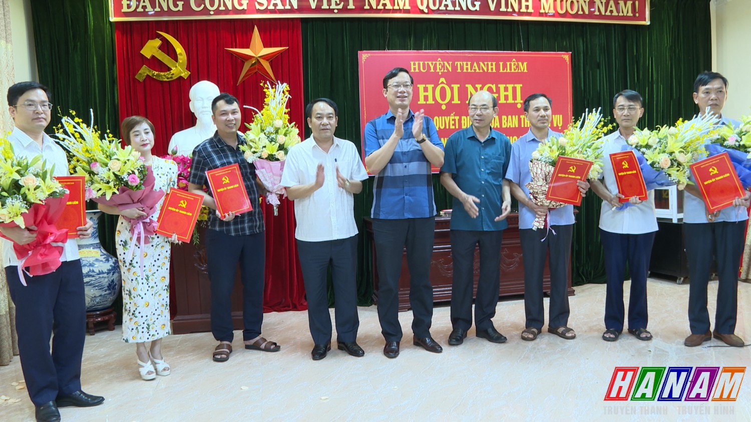 Các đồng chí lãnh đạo Huyện uỷ, HĐND, UBND huyện trao Quyết định và tặng hoa. Ảnh: Kim Dung