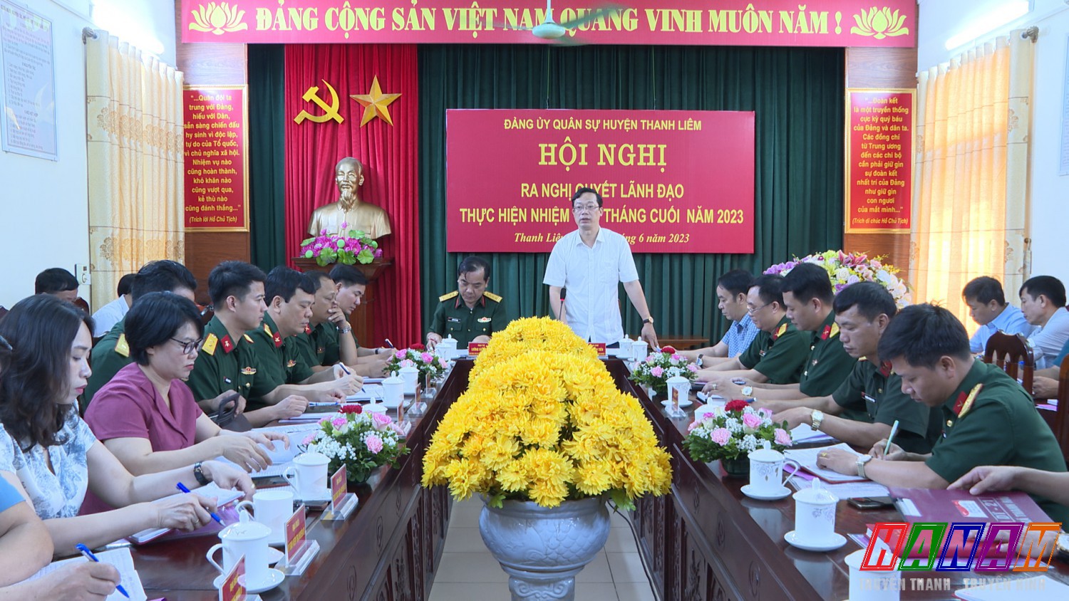 Đồng chí Nguyễn Minh Tiến - TUV, BT HU, Chủ tịch HĐND huyện, Bí thư Đảng uỷ quân sự huyện phát biểu tại HN