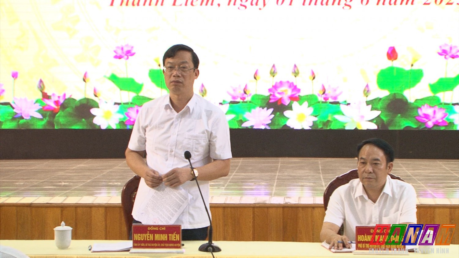 Đồng chí Nguyễn Minh Tiến, TUV, BT HU, CT HĐND huyện phát biểu tại hội nghị