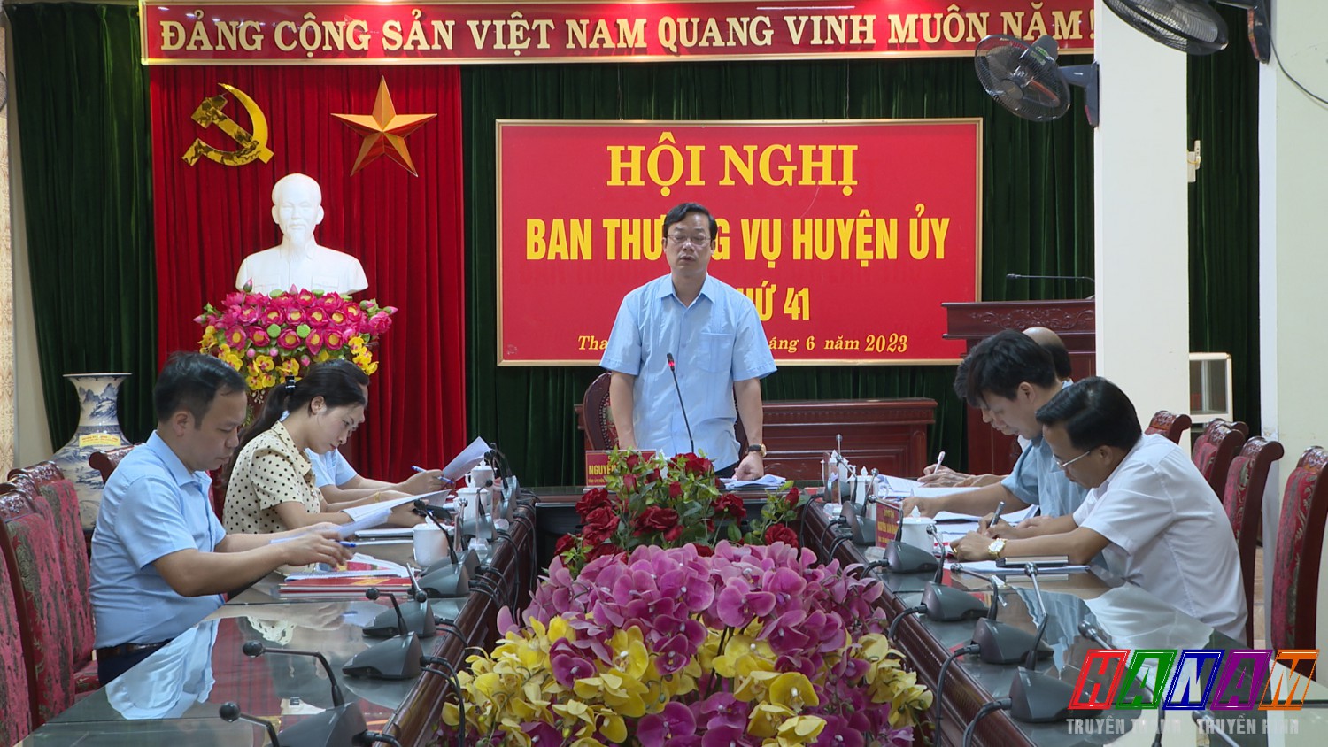 Đồng chí Nguyễn Minh Tiến - TUV, BT HU, Chủ tịch HĐND huyện chủ trì hội nghị . Ảnh: Kim Dung