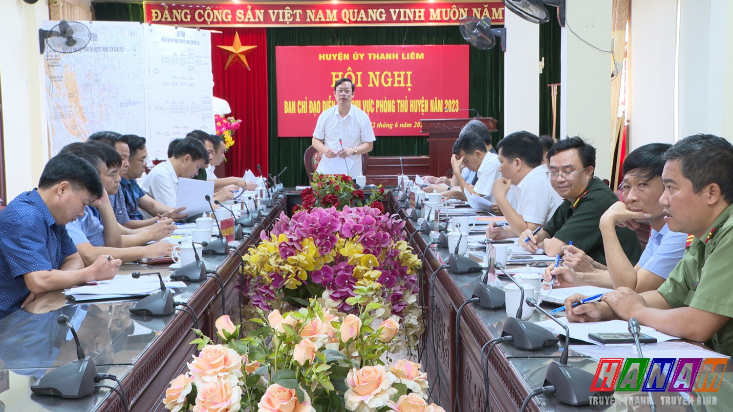Đồng chí Nguyễn Minh Tiến - TUV, BT HU, CT HĐND huyện, Trưởng ban chỉ đạo diễn tập phát biểu tại hội nghị