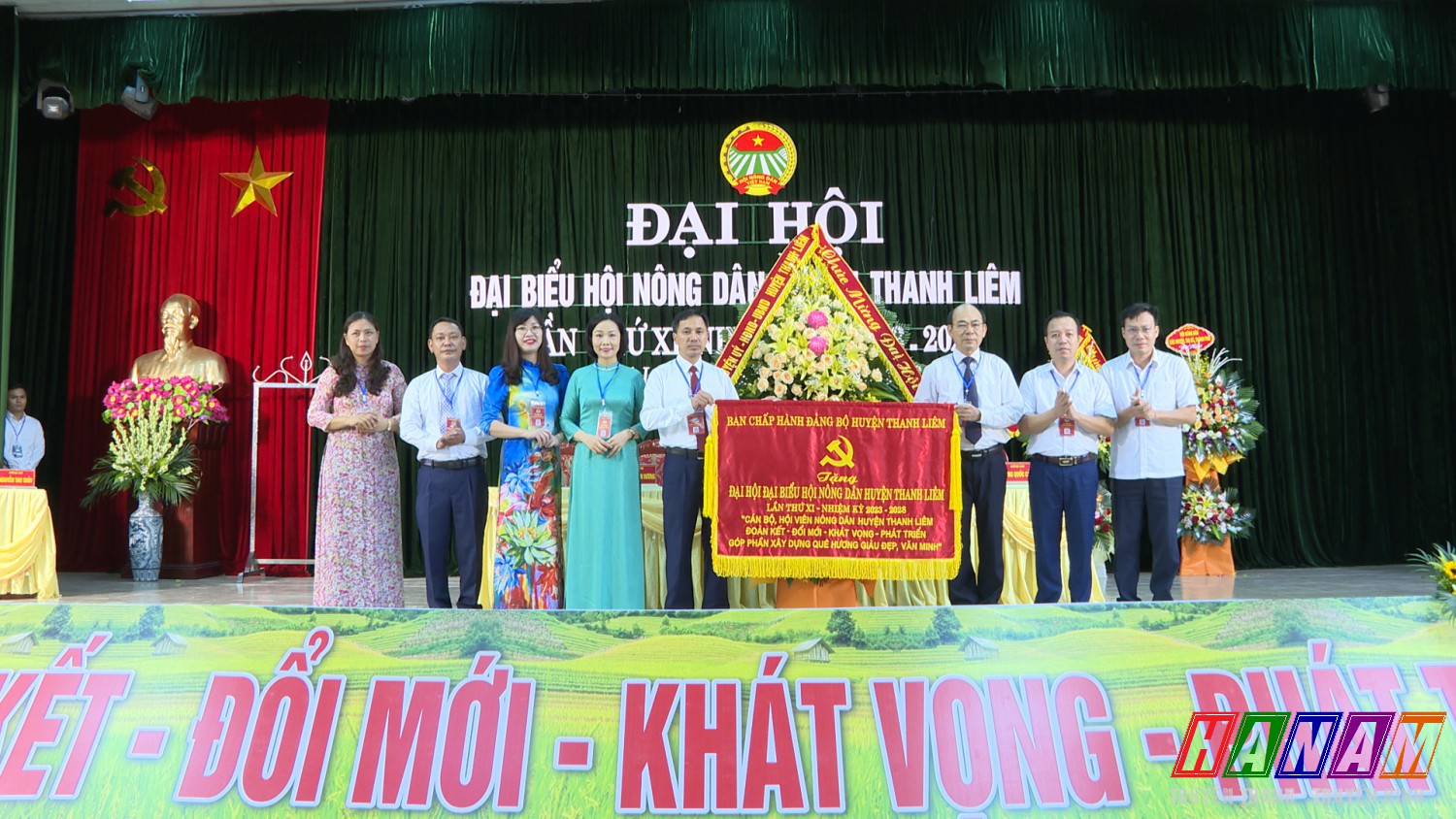 BCH Đảng bộ huyện tặng bức trướng
