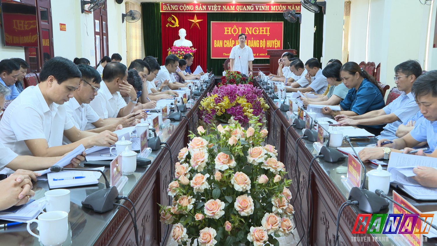 Đồng chí Nguyễn Minh Tiến - TUV, BT HU, CT HĐND huyện chủ trì hội nghị. Ảnh: Kim Dung