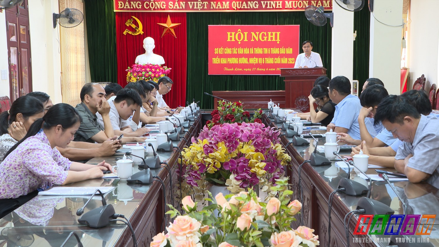 Đồng chí Trần Văn Quân - Phó Chủ tịch UBND huyện phát biểu tại hội nghị. Ảnh: Kim Dung