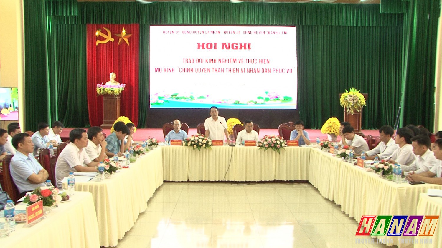 Đồng chí Hoàng Mạnh Dũng , PBT HU , CT UBND huyện thanh liêm phát biểu tại hội nghị