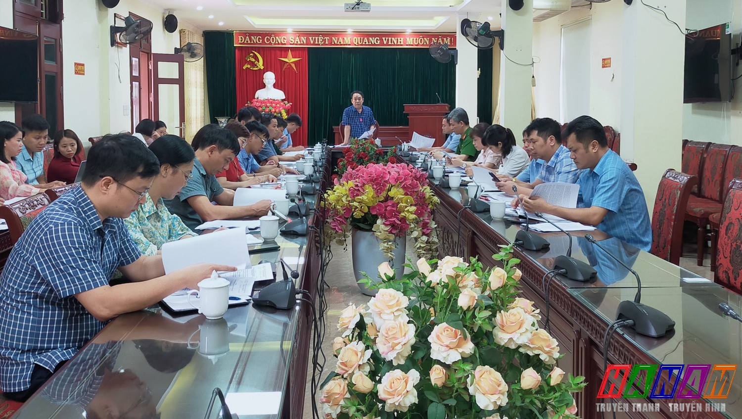 Đồng chí Hoàng Mạnh Dũng, Phó BT HU, CT UBNND huyện chủ trì hội nghị