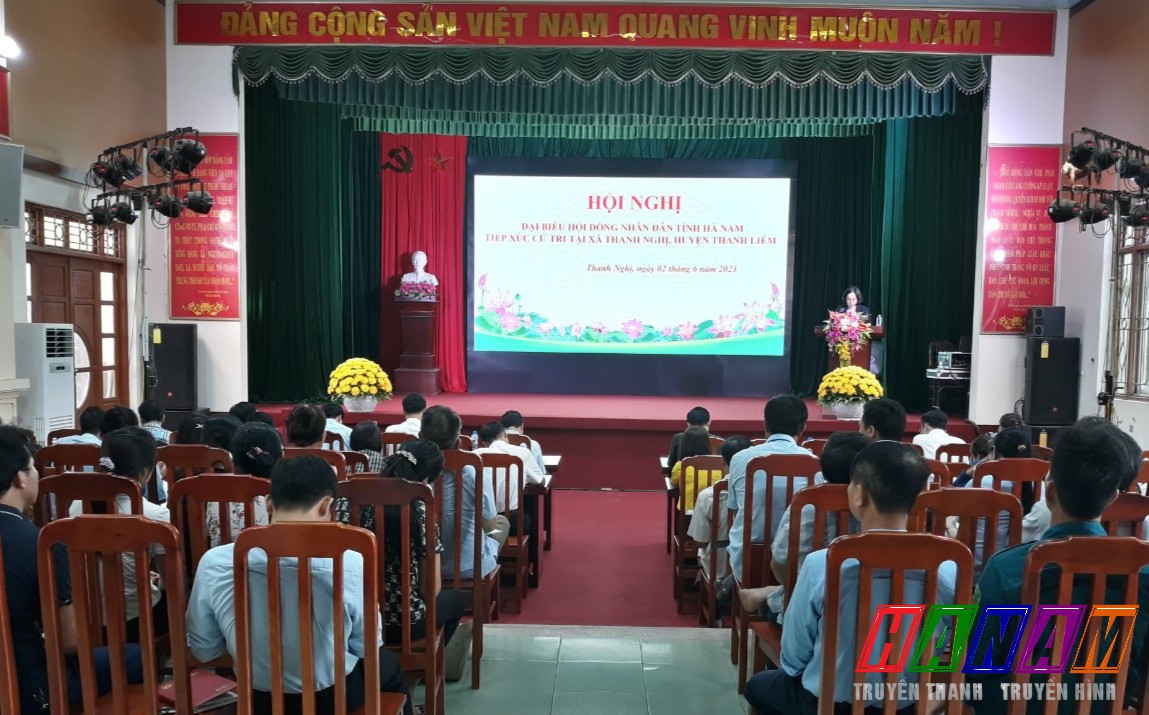 Quang cảnh buổi tiếp xúc cử tri tại xã Thanh Nghị