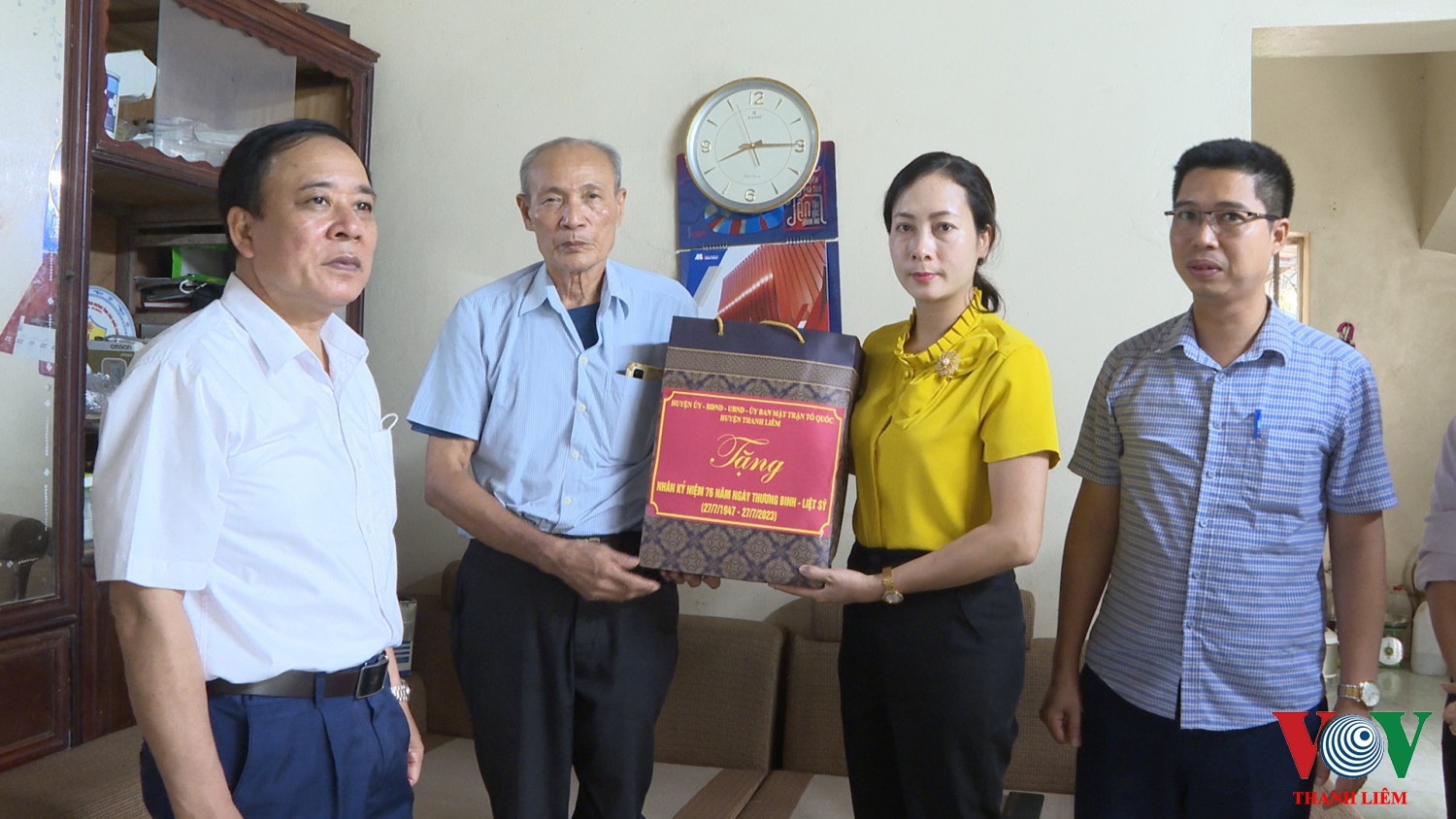 Đồng chí Lại Thị Ngọc Trâm - TVHU, Phó CT UBND huyện thăm và tặng quà tại xã Thanh Hải