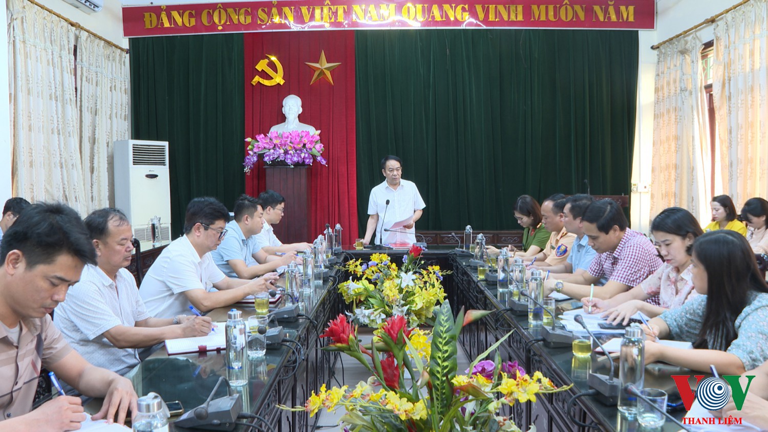 Đồng chí Hoàng Mạnh Dũng - Phó BT HU, CT UBND huyện chủ trì hội nghị . Ảnh: Kim Dung