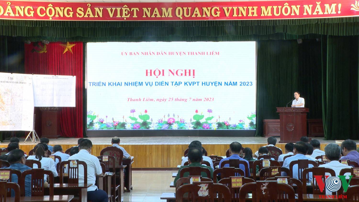 Đồng chí Hoàng Mạnh Dũng - Phó BT HU, Chủ tịch UBND huyện, trưởng ban Chỉ đạo diễn tập KVPT huyện phát biểu chỉ đạo