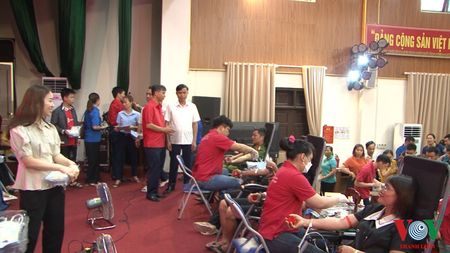 Toàn cảnh chương trình hiến máu. Ảnh: Khắc Hùng