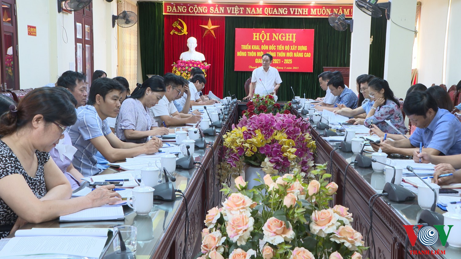 Đồng chí Hoàng Mạnh Dũng - Phó BT HU, CT UBND huyện chủ trì hội nghị. Ảnh: Kim Dung