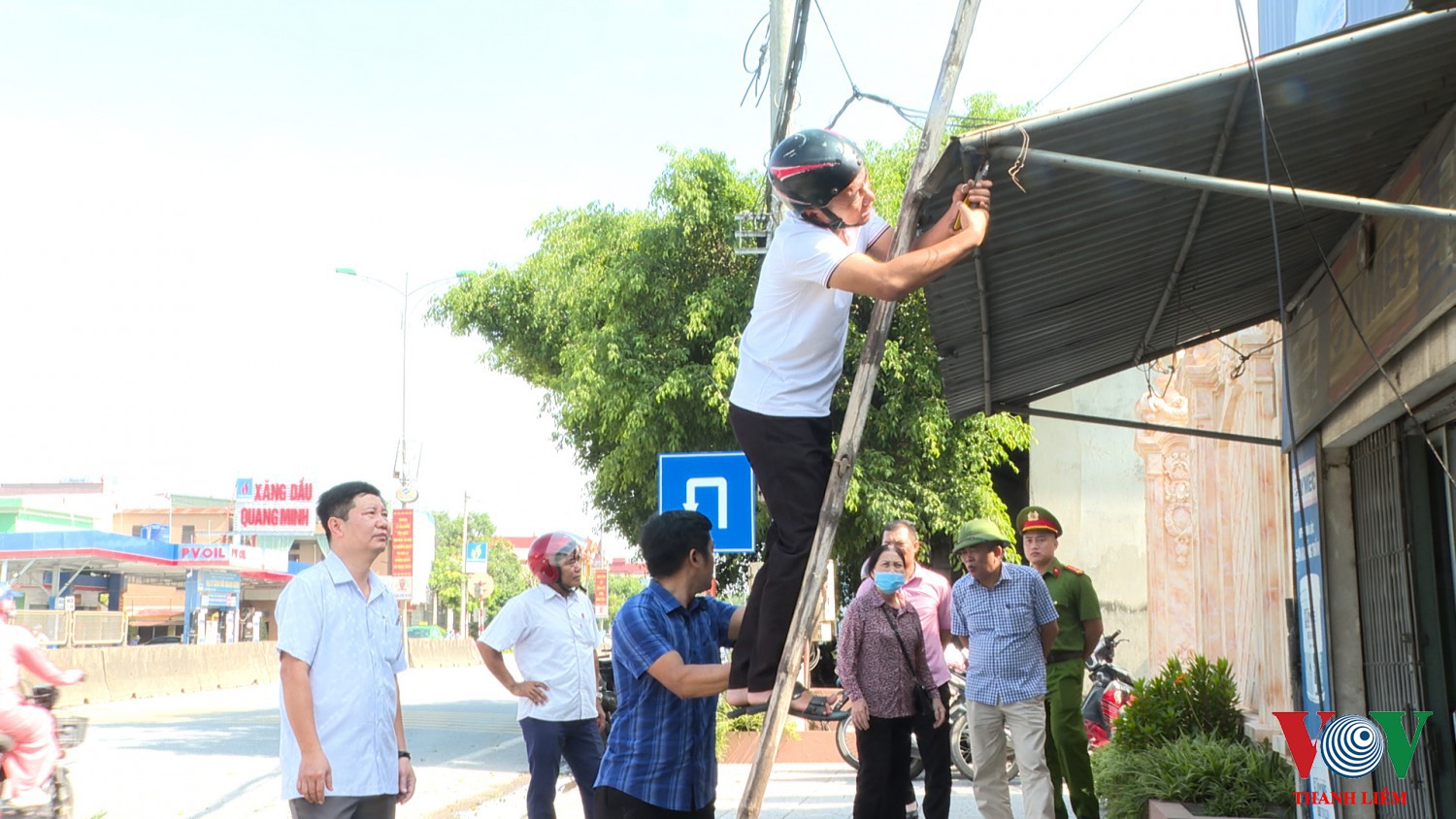 Tháo dỡ mái tôn che khuất tầm nhìn. Ảnh: Kim Dung