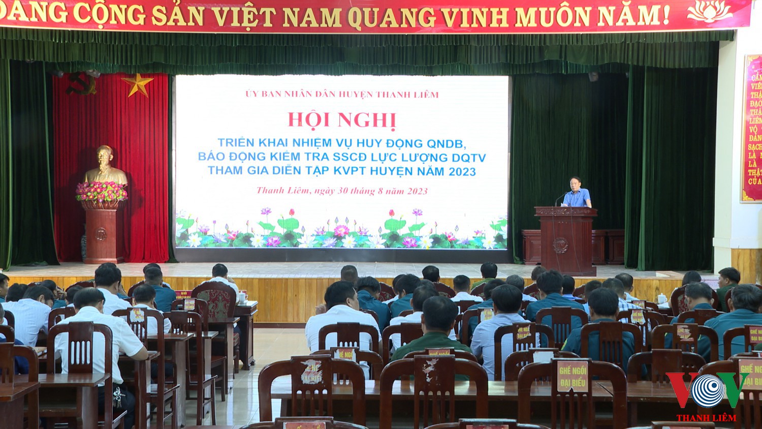 Đồng chí Hoàng Mạnh Dũng - Phó bí thư Huyện ủy, Chủ tịch UBND huyện phát biểu tại hội nghị.