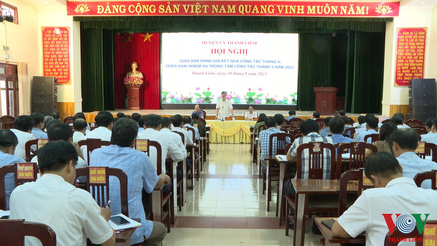 Đồng chí Nguyễn Minh Tiến - TUV, BT HU, CT HĐND huyện phát biểu tại hội nghị