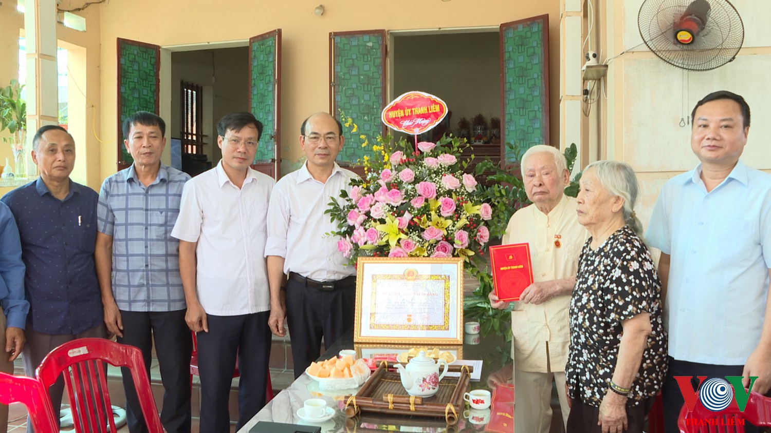 Lãnh đạo huyện trao tặng huy hiệu 70 năm tuổi Đảng cho ông Đinh Viết Phú Đảng bộ thị trấn Tân Thanh