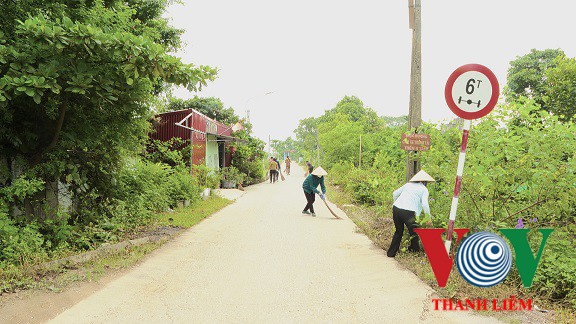 Các lực lượng ra quân làm vệ sinh môi trường. Ảnh: Kim Dung