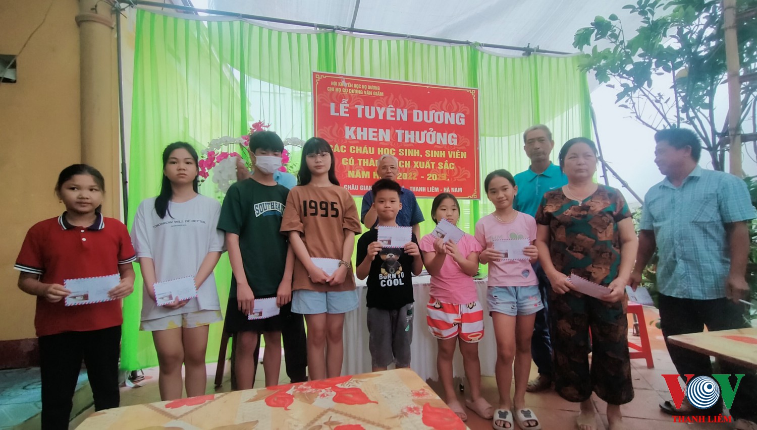Ban Khuyến học Chi họ cụ Dương Văn Giấm trao thưởng cho các cháu đạt danh hiệu học sinh giỏi năm học 2023 2024