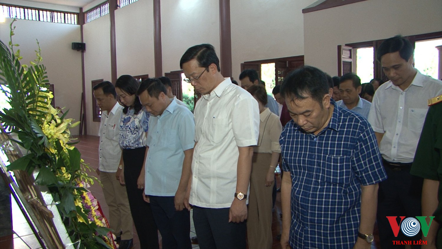 Các đồng chí lãnh đạo Huyện uỷ, HĐND, UBND huyện dâng hương tại Đền tưởng niệm các anh hùng liệt sỹ. Ảnh: Khắc Hùng