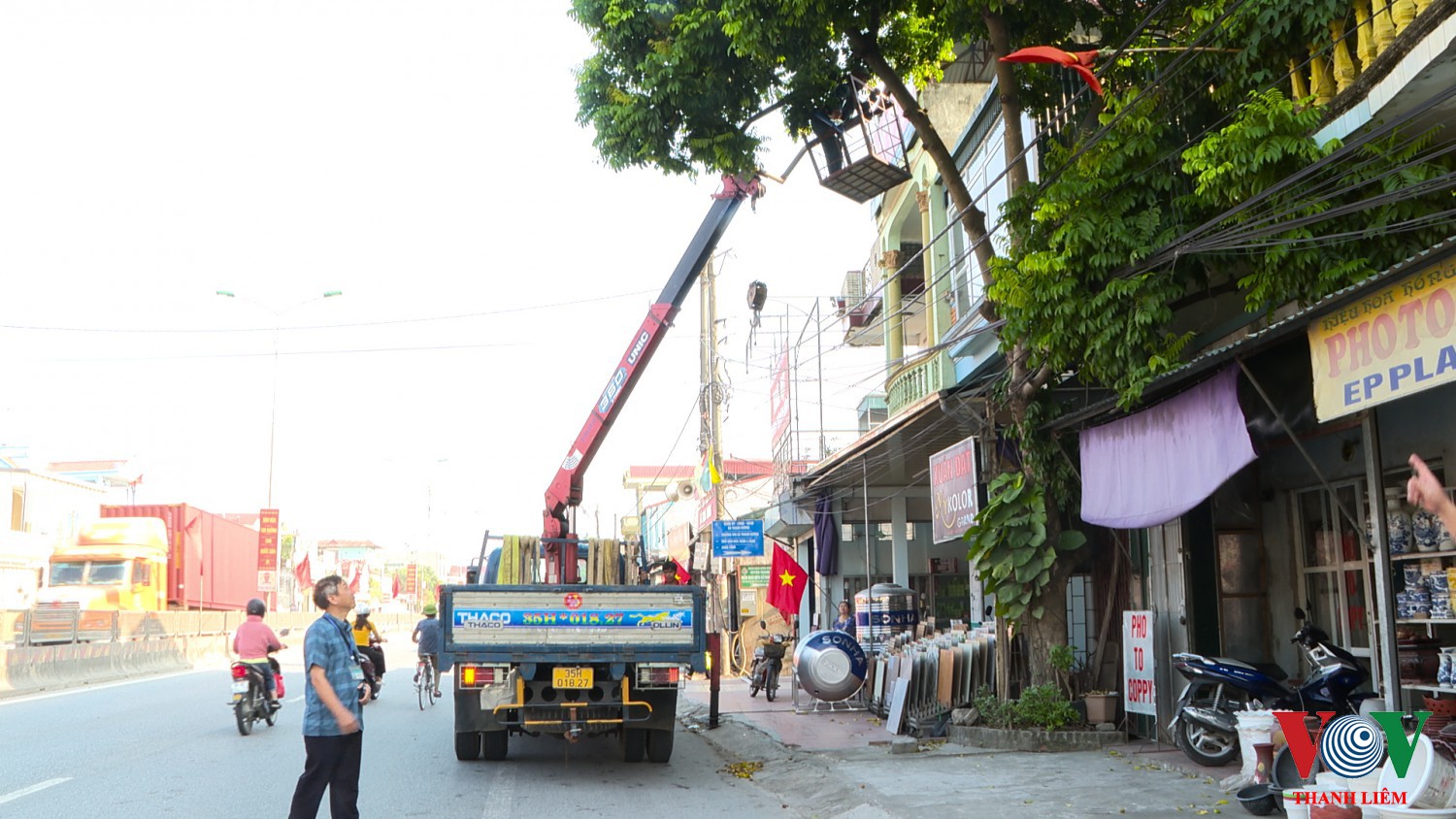 Lãnh đạo UBND xã chỉ đạo công tác phát quang, chặt bỏ cây che khuất tầm nhìn. Ảnh: Kim Dung