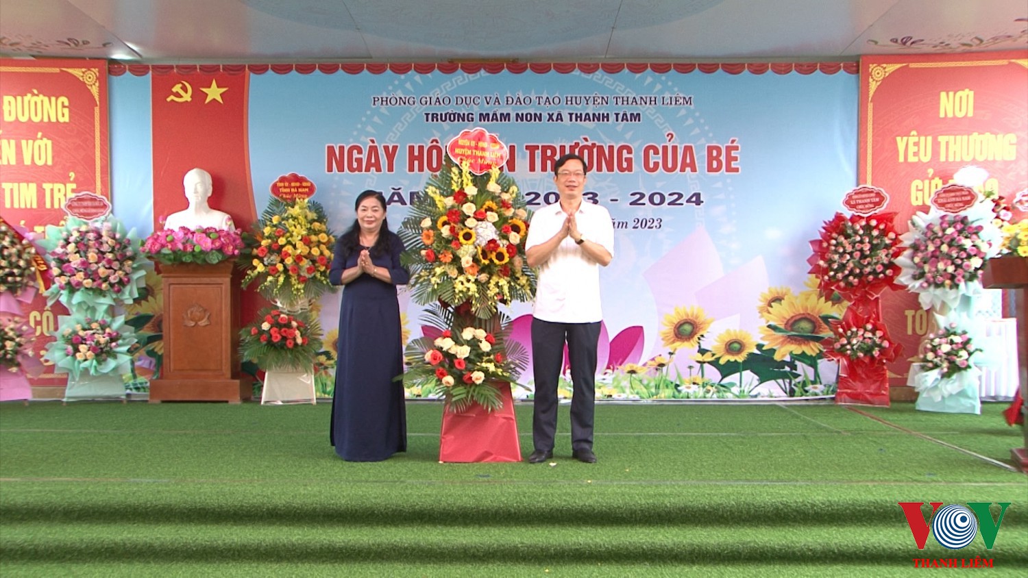 Đồng chí Nguyễn Minh Tiến - TUV, BT HU, CT HĐND huyện tặng hoa chúc mừng Trường Mầm non xã Thanh Tâm