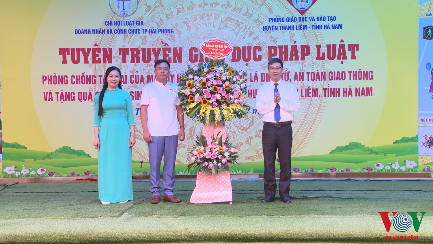 Lãnh đạo Sở GD & ĐT tỉnh tặng hoa chúc mừng . Ảnh: Kinh Dung