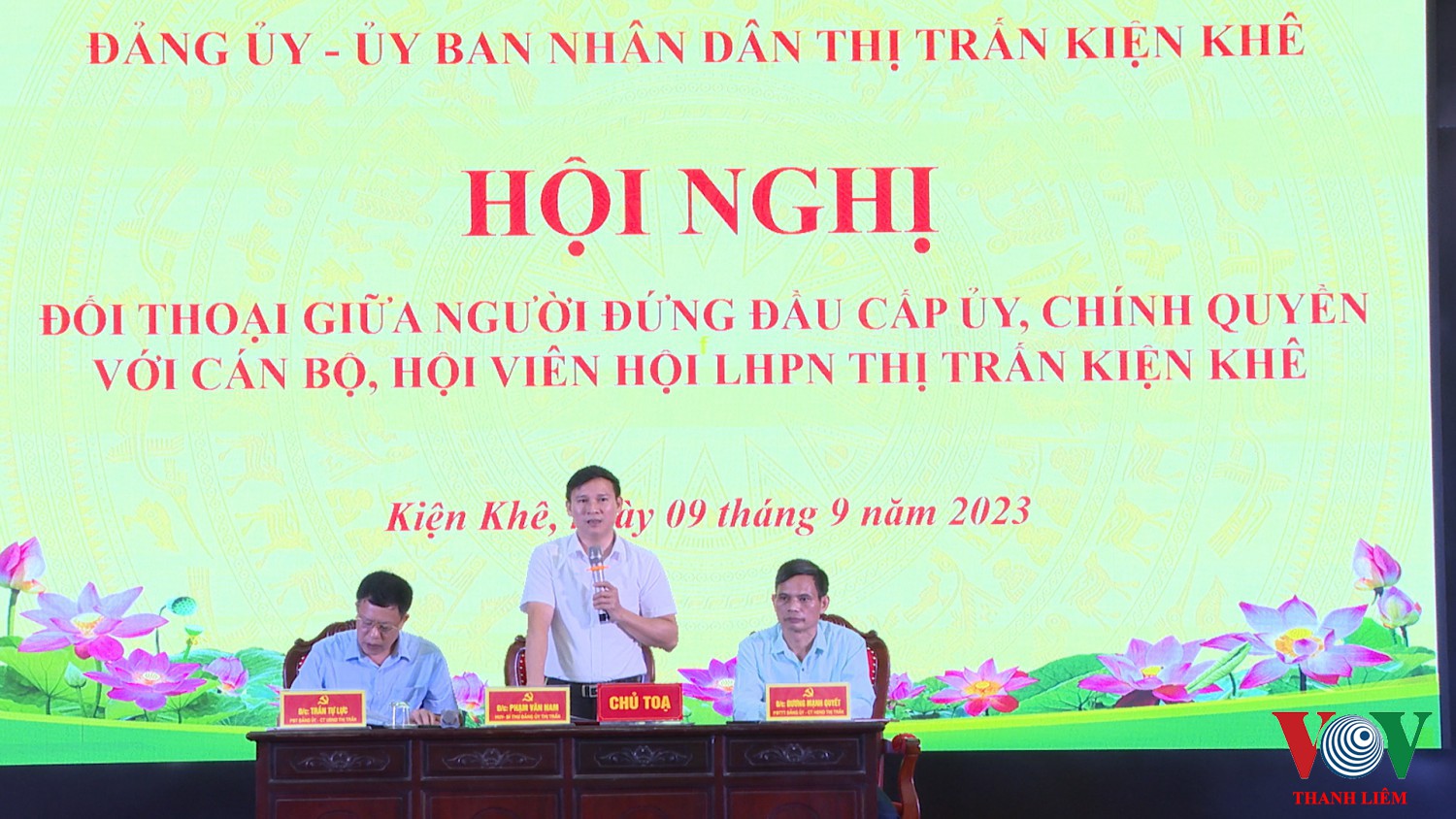 Lãnh đạo cấp uỷ, chính quyền Thị trấn làm rõ và tiếp thu ý kiến. Ảnh: Kim Dung