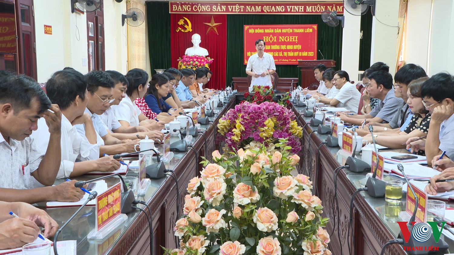 Đồng chí Nguyễn Minh Tiến - TUV, BT HU, CT HĐND huyện chủ trì hội nghị . Ảnh: Kim Dung