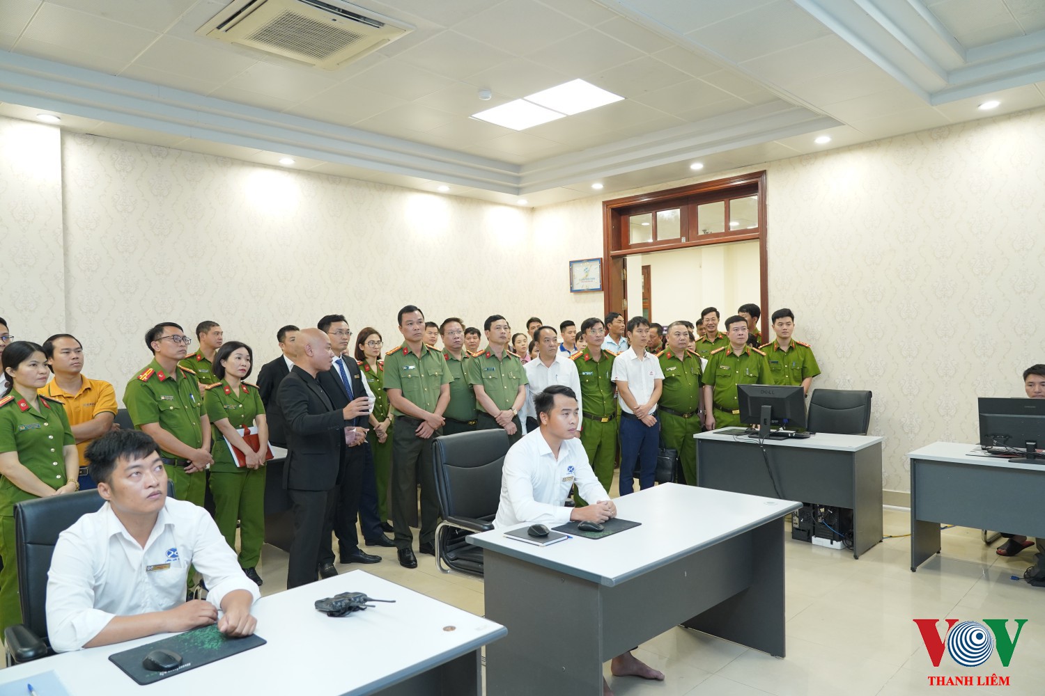 Các đại biểu tham quan trung tâm AI tại Công ty Cổ phần Xi măng Xuân Thành
