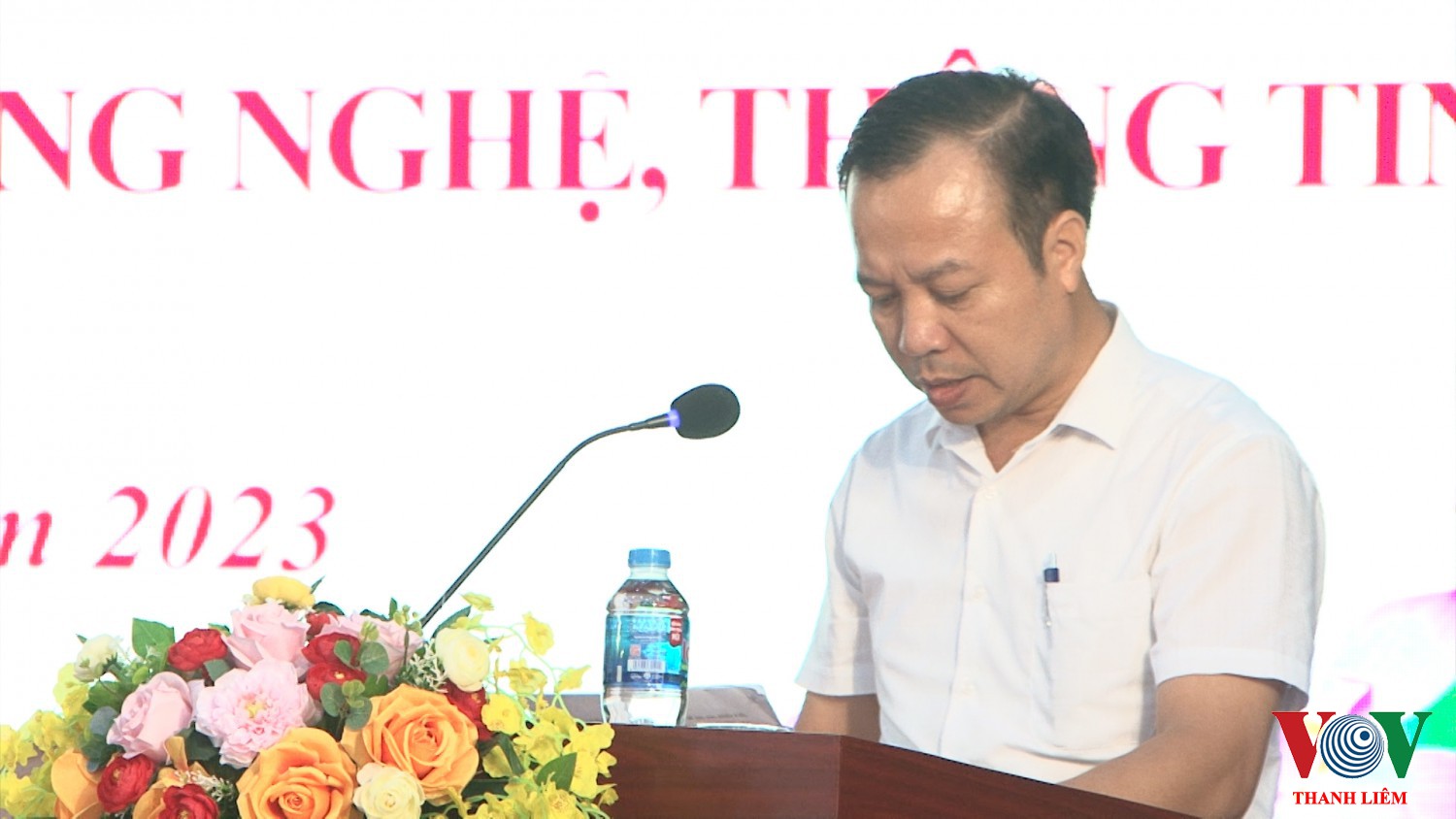 Đồng chí Chủ tịch MTTQ, Trưởng ban dân vận huyện uỷ phát biểu tại hội nghị.