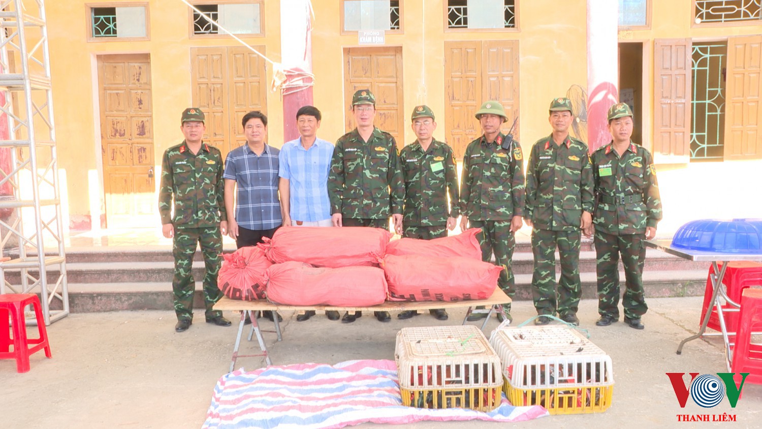 Các đồng chí lãnh đạo huyện trao tặng nhu yếu phẩm