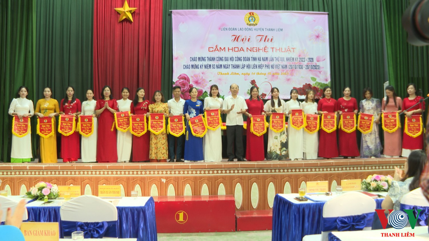 Trao cờ cho các đội tham dự