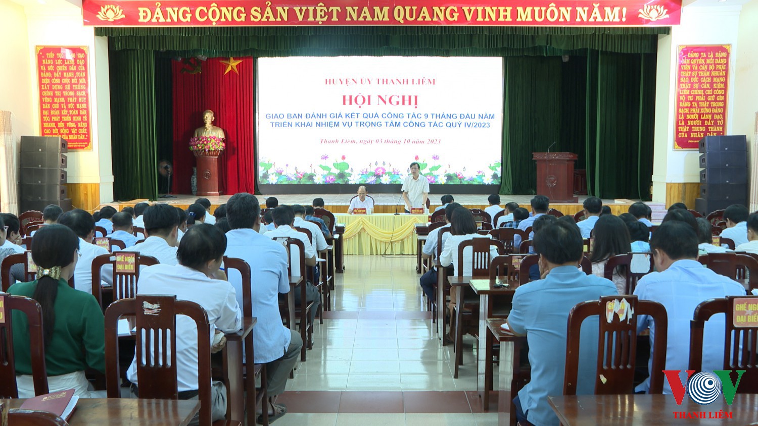 Đồng chí Nguyễn Minh Tiến, TUV, BT HU, CT HĐND huyện phát biểu tại hội nghị
