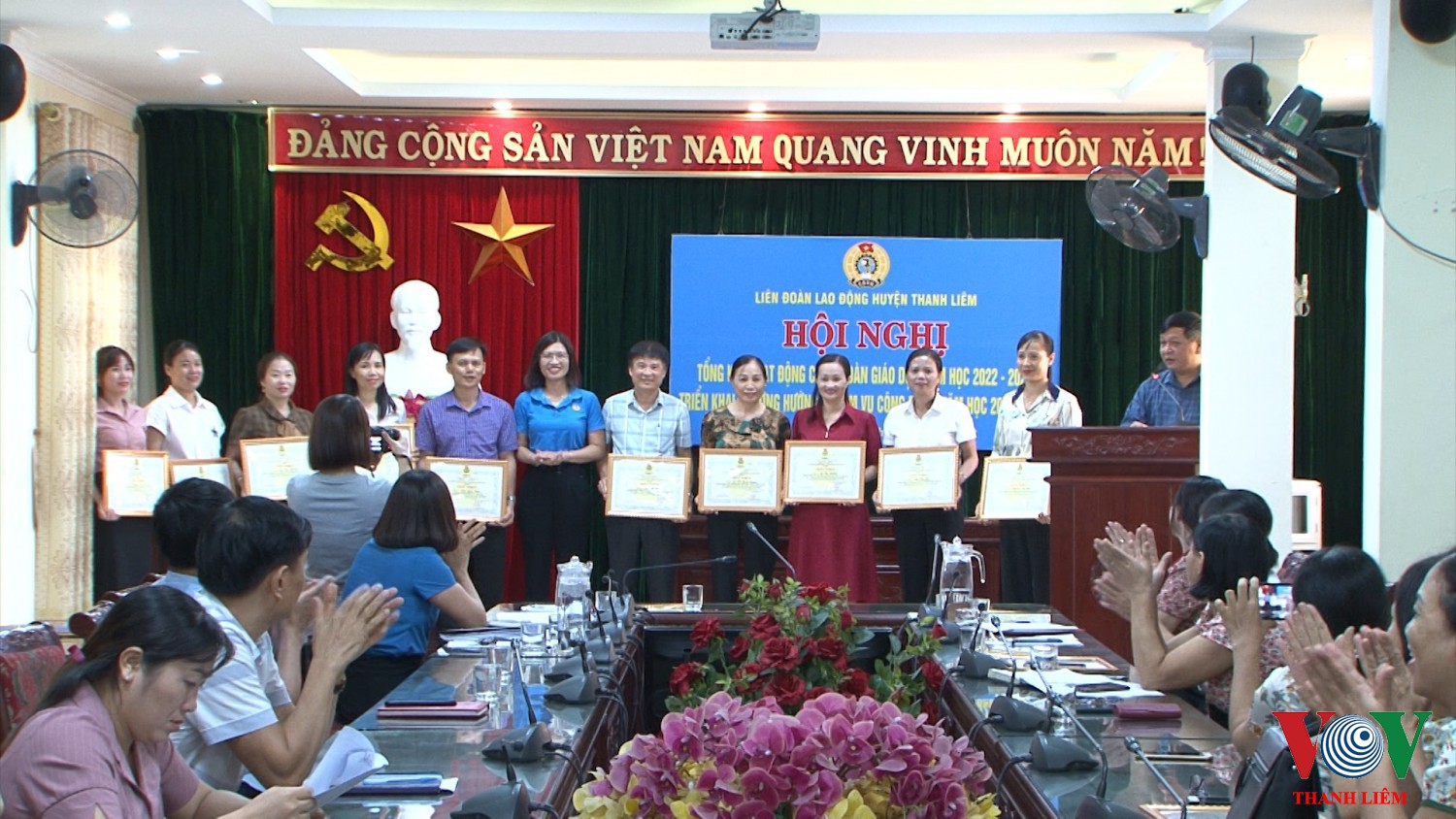 Trao thưởng cho các tập thể và cá nhân đạt thành tích cao