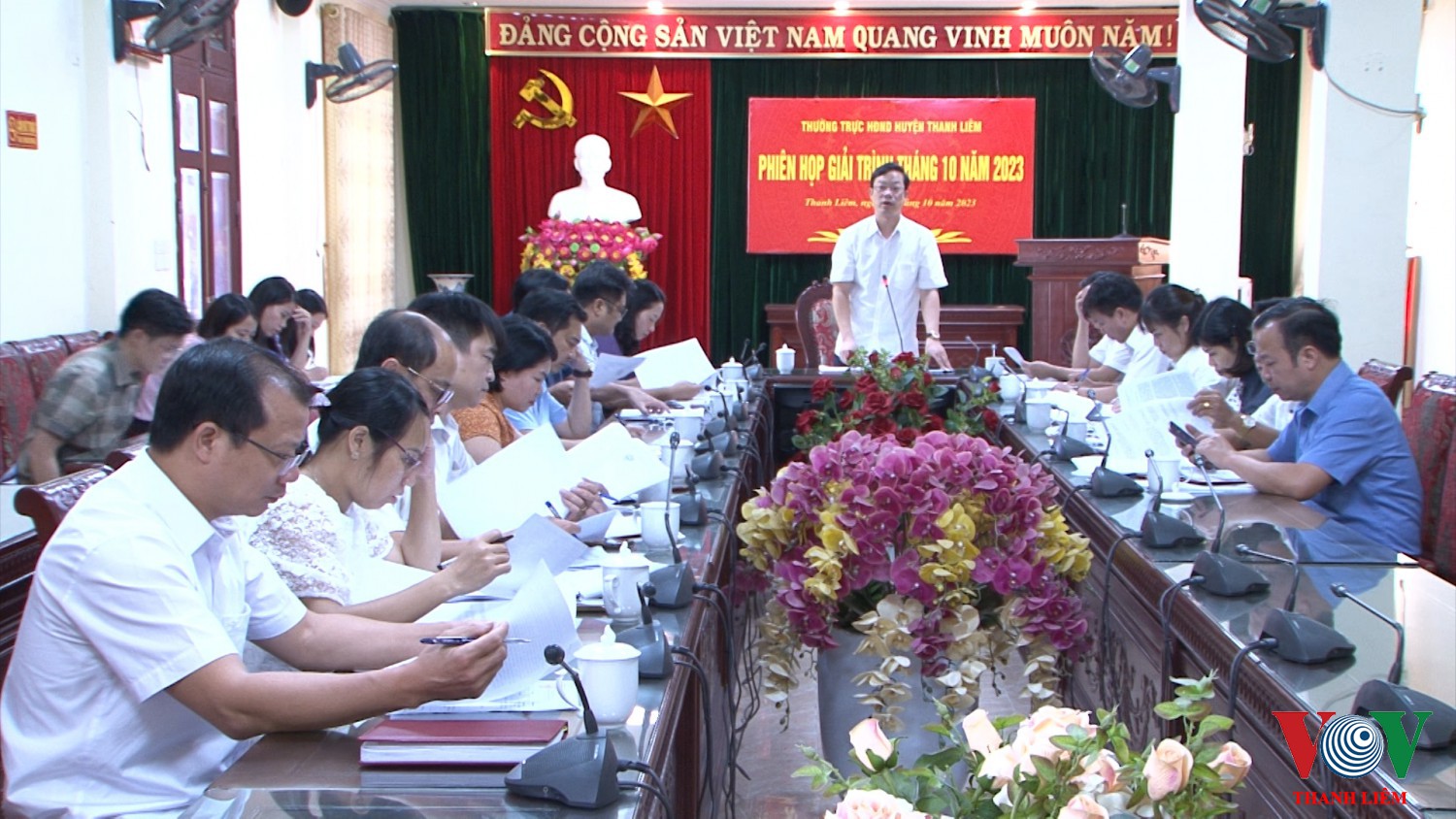 Đồng chí Nguyễn Minh Tiến, TUV, BT HU, CT HĐND huyện phát biểu tại hội nghị