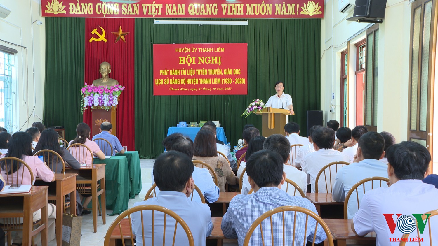 Đồng chí Nguyễn Minh Tiến, TUV, BT HU, CT HĐND huyện phát biểu tại hội nghị