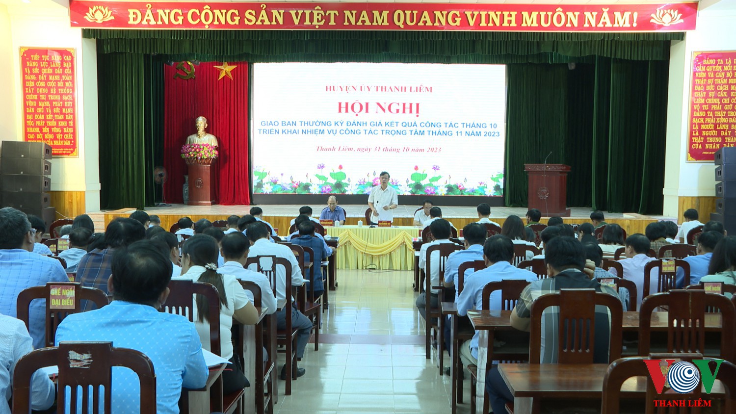 Đồng chí Nguyễn Minh Tiến, TUV, BT HU, CT HĐND huyện phát biểu tại hội nghị