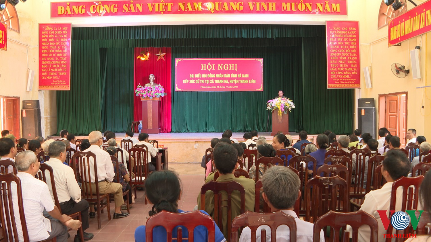 Đại diện Đoàn đại biểu HĐND tỉnh báo cáo các nội dung của buổi tiếp xúc