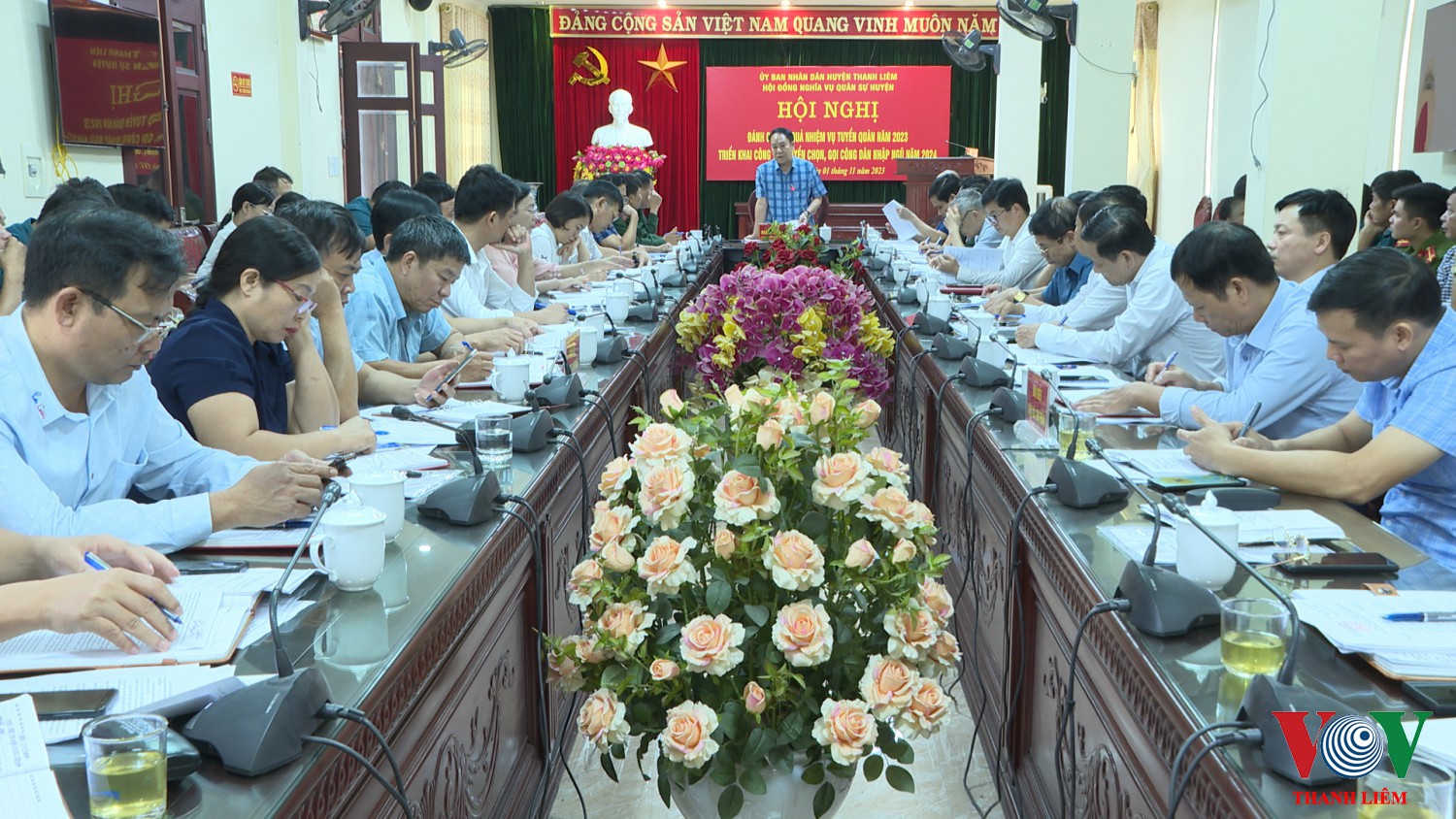 Đồng chí Hoàng Mạnh Dũng - Phó bí thư Huyện ủy, Chủ tịch UBND huyện, Chủ tịch hội đồng nghĩa vụ quân sự huyện phát biểu tại HN