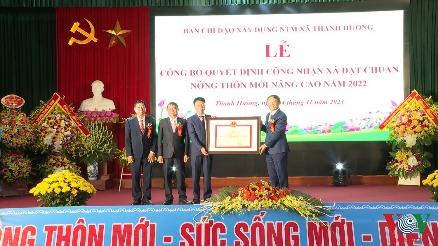Trao bằng công nhận xã đạt chuẩn NTM năm 2022 cho xã Thanh Hương