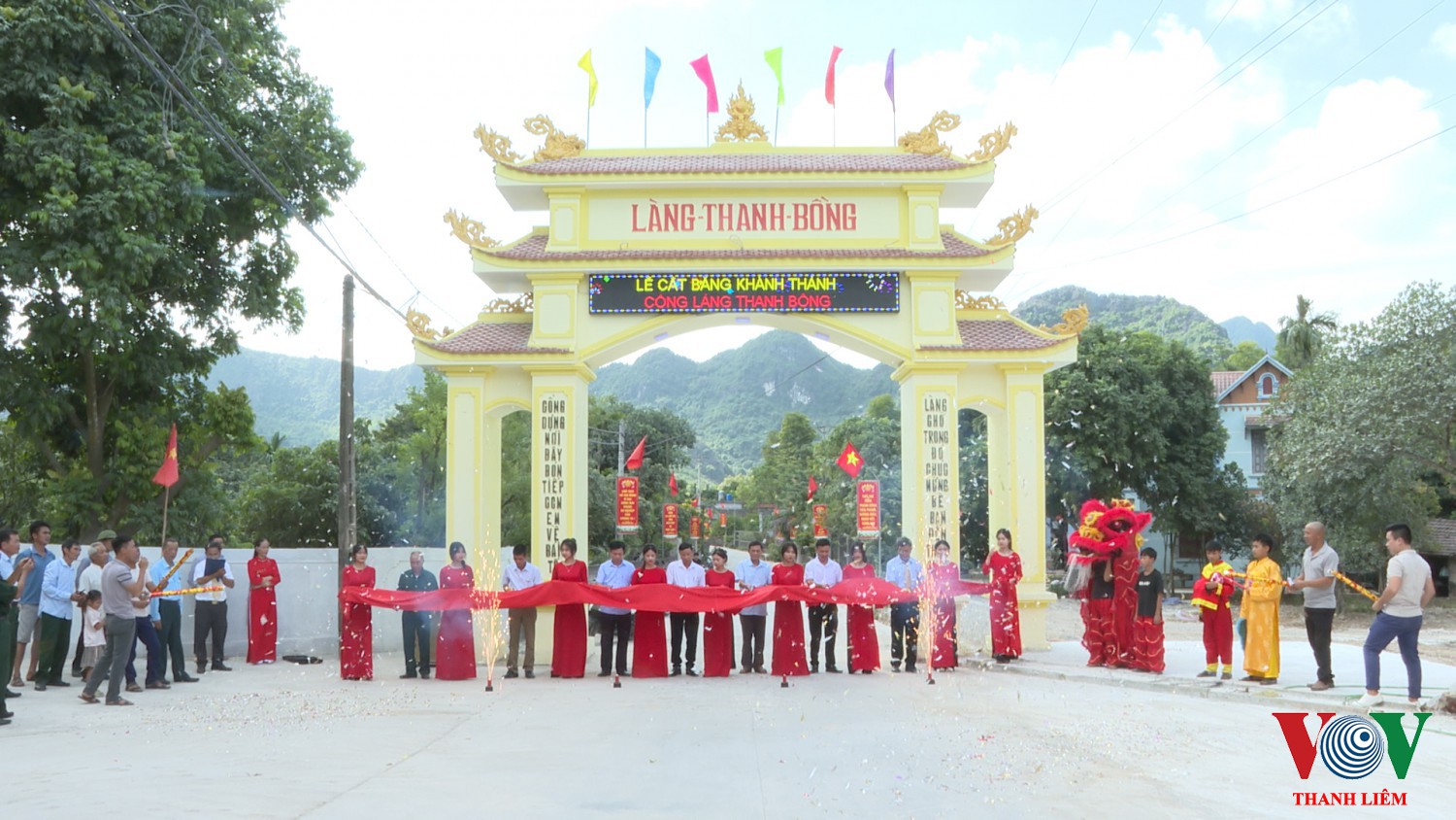 Cắt băng khánh thành cổng làng