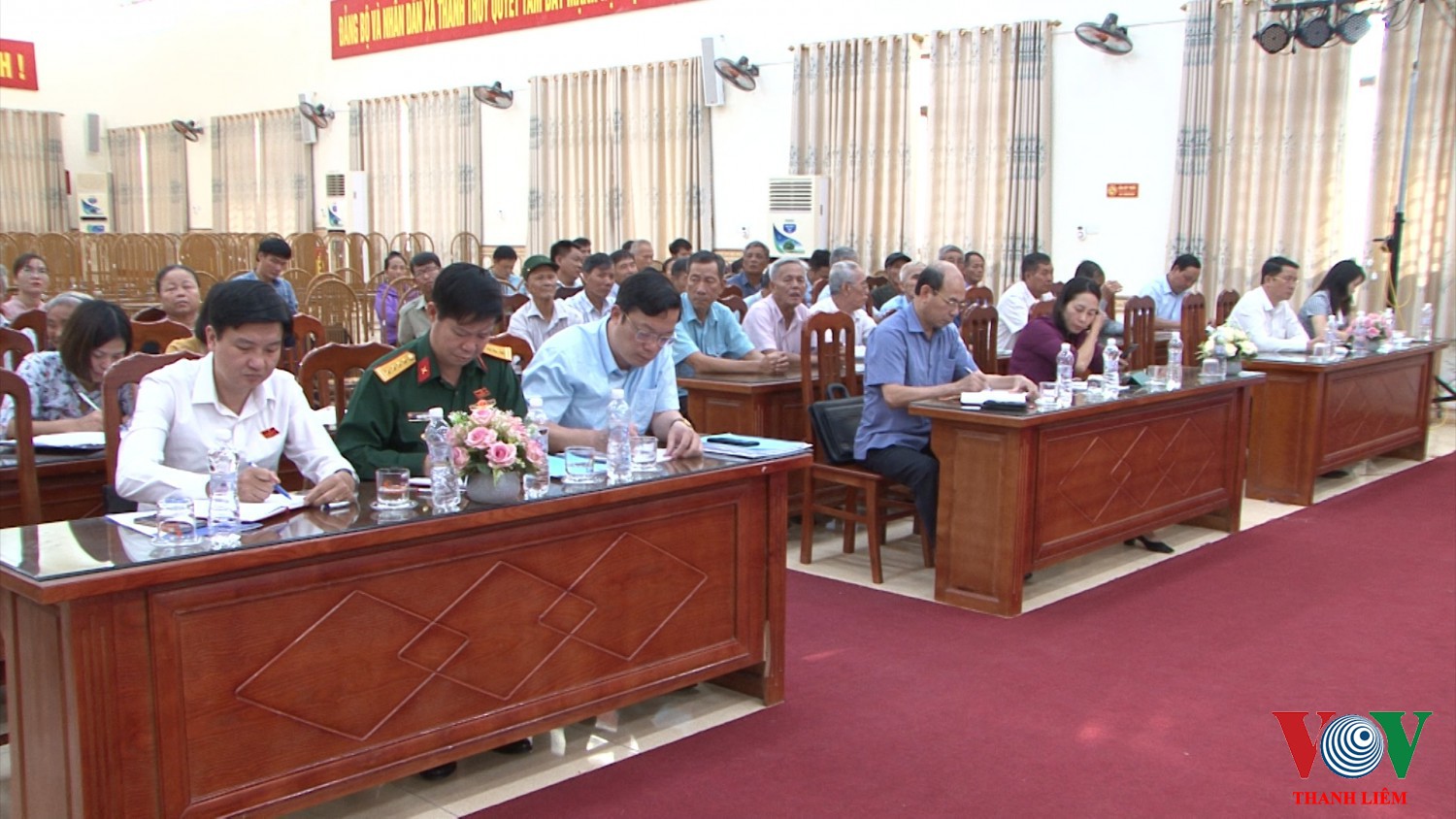 Đại biểu dự hội nghị tiếp xúc cử tri tại xã Thanh Thuỷ