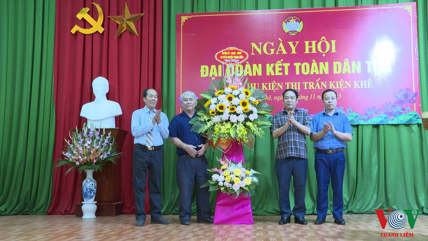 Lãnh đạo huyện tặng hoa chúc mừng