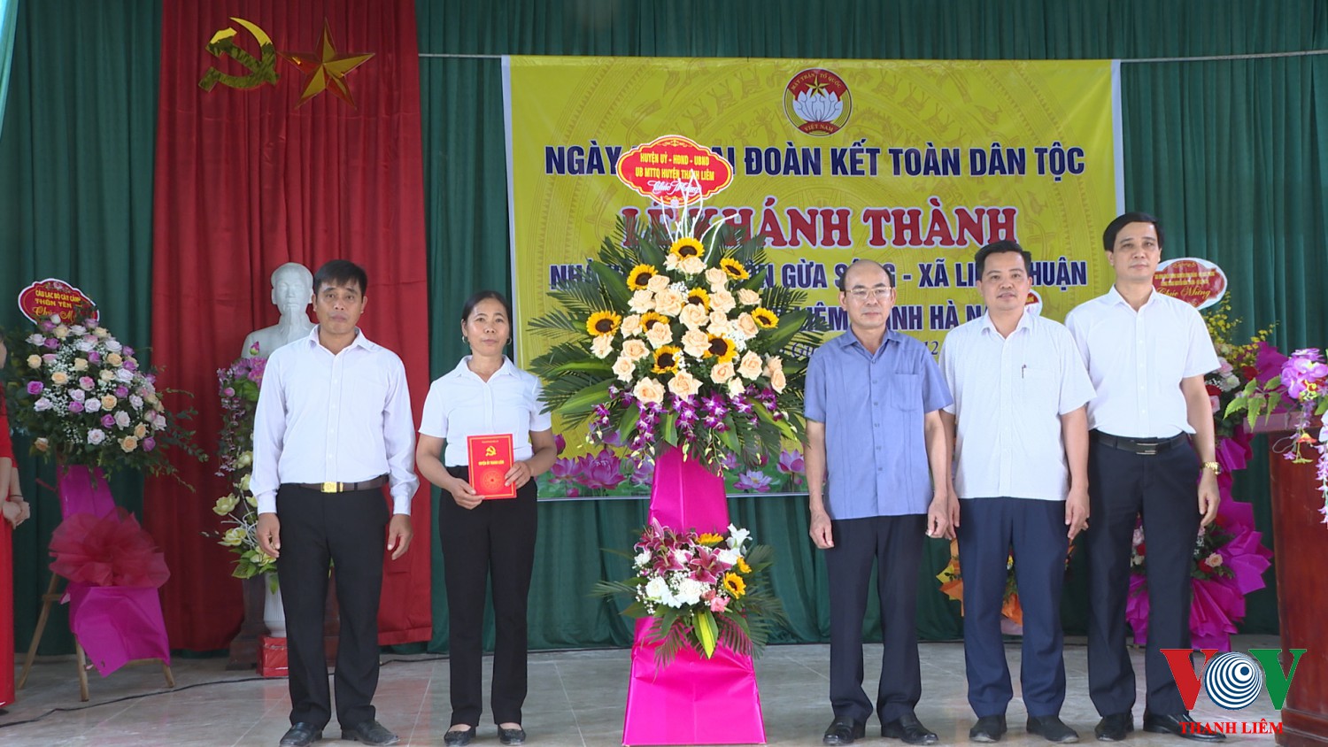 Lãnh đạo HU tặng hoa chúc mừng. Ảnh: Kim Dung