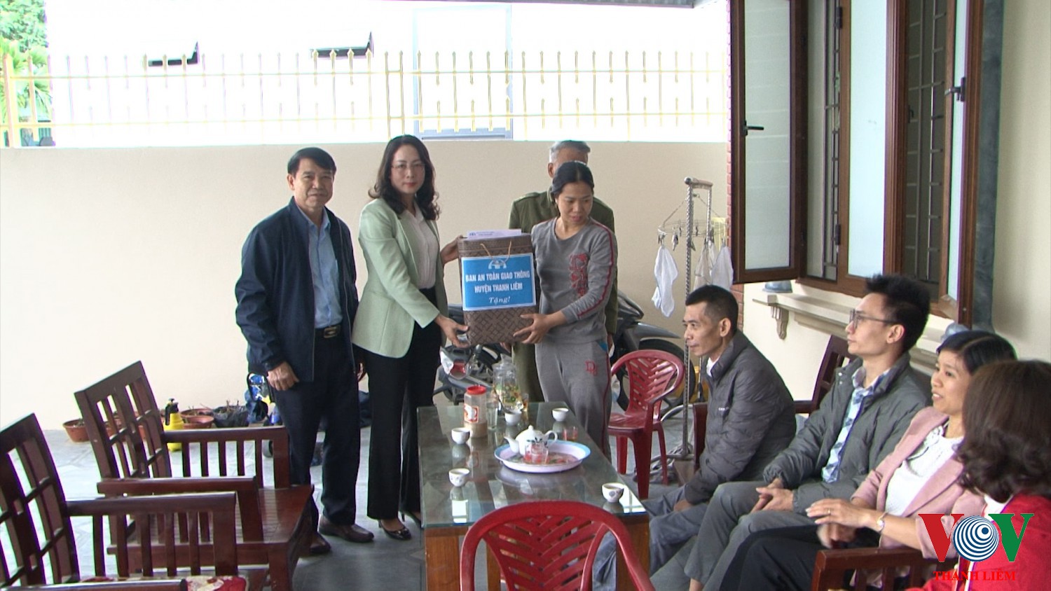 Thanh Liêm: Thăm, tặng quà nạn nhân bị tai nạn giao thông.