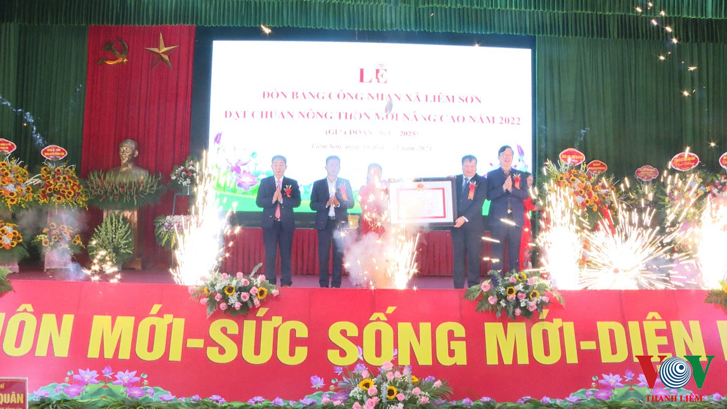 Trao bằng công nhận xã đạt chuẩn NTM năm 2022 cho xã Liêm Sơn