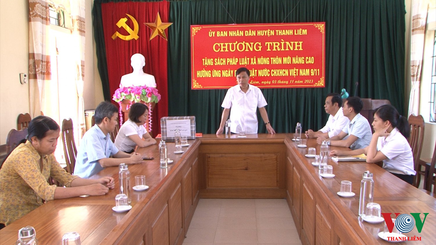 Đ/c Trần văn Quân - Phó chủ tịch UBND huyện phát biểu trao tặng sách tại xã Liêm Thuận